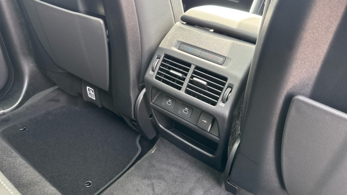 Land Rover Discovery Sport 2.0 D200 Metropolitan 5dr Auto [5 Seat] Diesel Station Wagon - Image 18